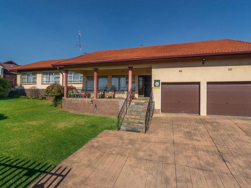 Spacious family Home with flatlet in tranquil Wilro Park - Photo 2