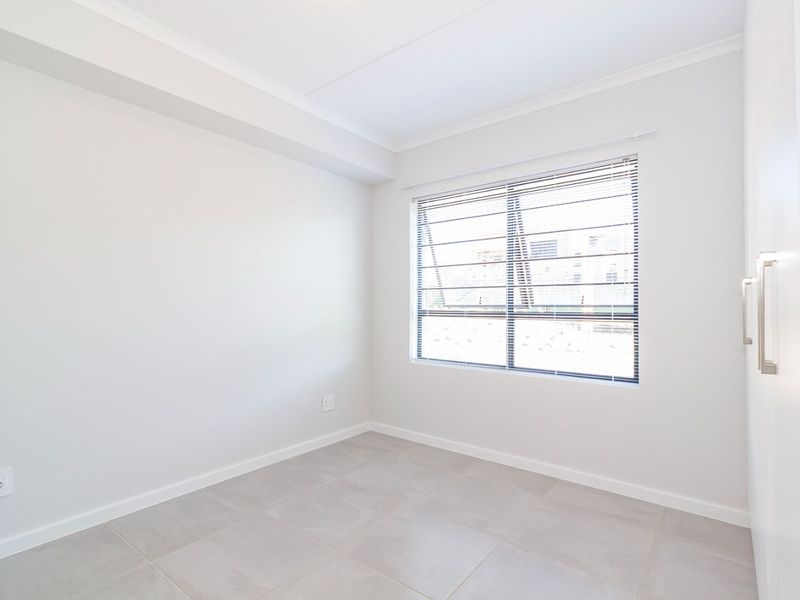 Sunny Spacious two bedroom, two bathoom second floor apartment - Photo 10