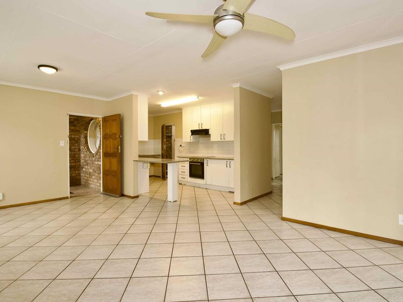 The ideal home in a great neighbourhood - Photo 4