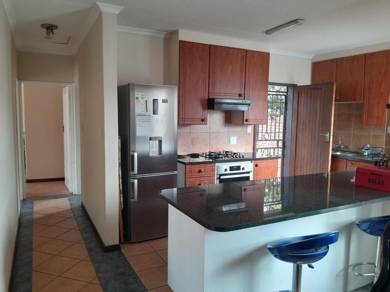Neat as a Pin,  2-Bedroom Home with Private Garden & Double Garage! - Photo 9