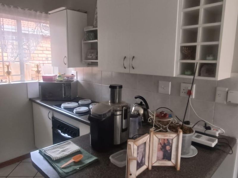 BEAUTIFUL TOWNHOUSE FOR SALE IN SECURE COMPLEX!!!! - Photo 3