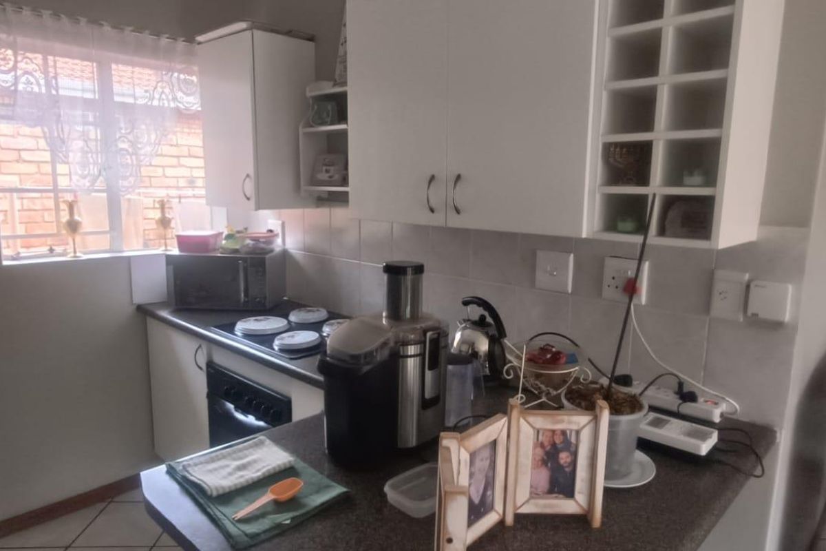 BEAUTIFUL TOWNHOUSE FOR SALE IN SECURE COMPLEX!!!! - Photo 3