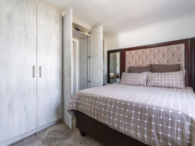 Three Bedroom Family Home - Photo 9