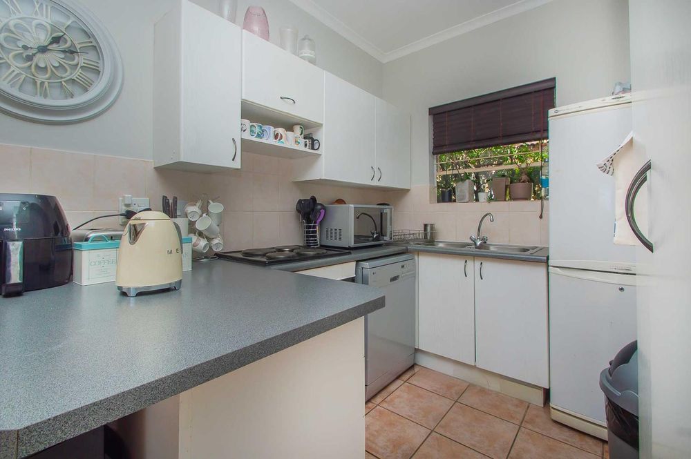 U-shaped kitchen with ample cupboards