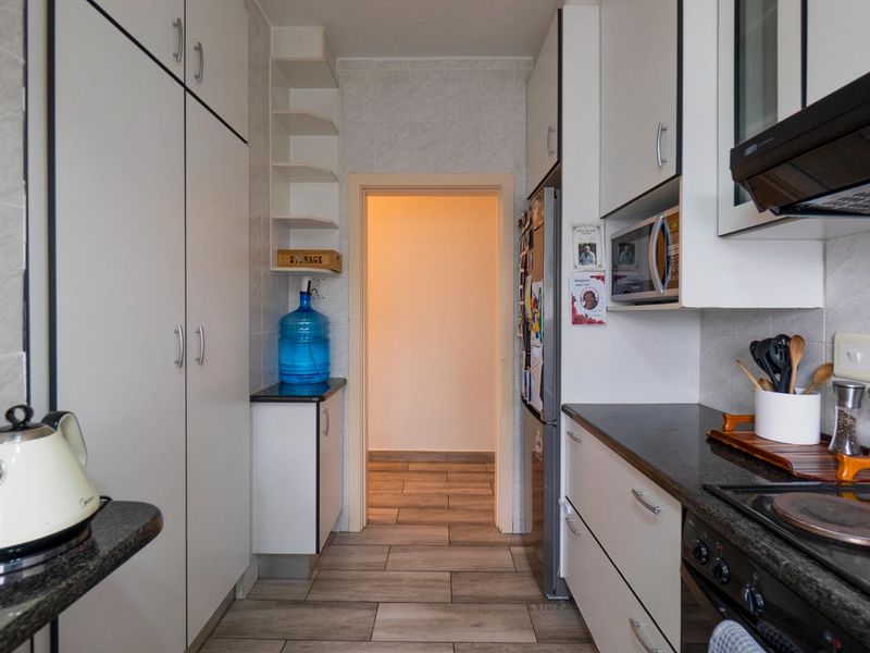 Spacious with distant sea views - Photo 8