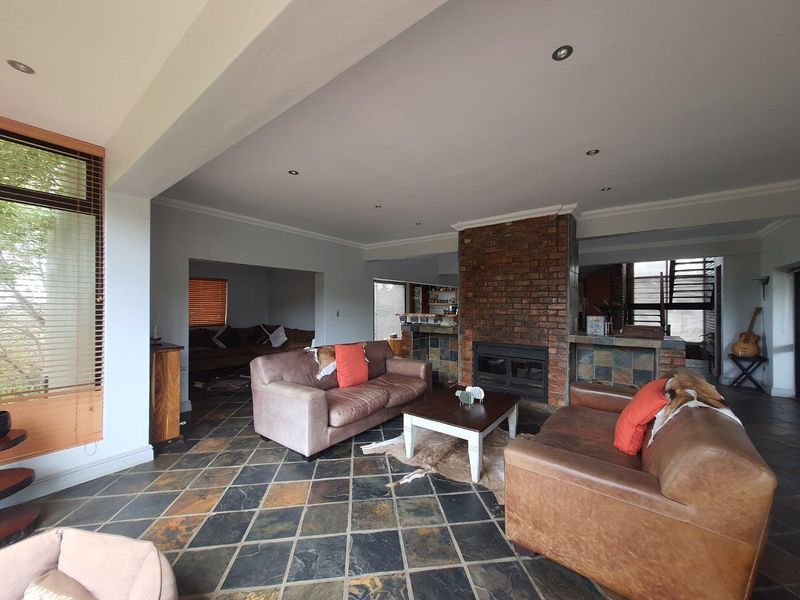 Spacious 3 Bedroom double storey family home with 1 bedroom flat to rent in Oude Westhof - Photo 9