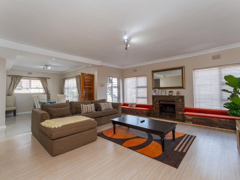 Stylish Family Home Featuring Master Suite, Pool, and Open-Plan Living - Photo 2