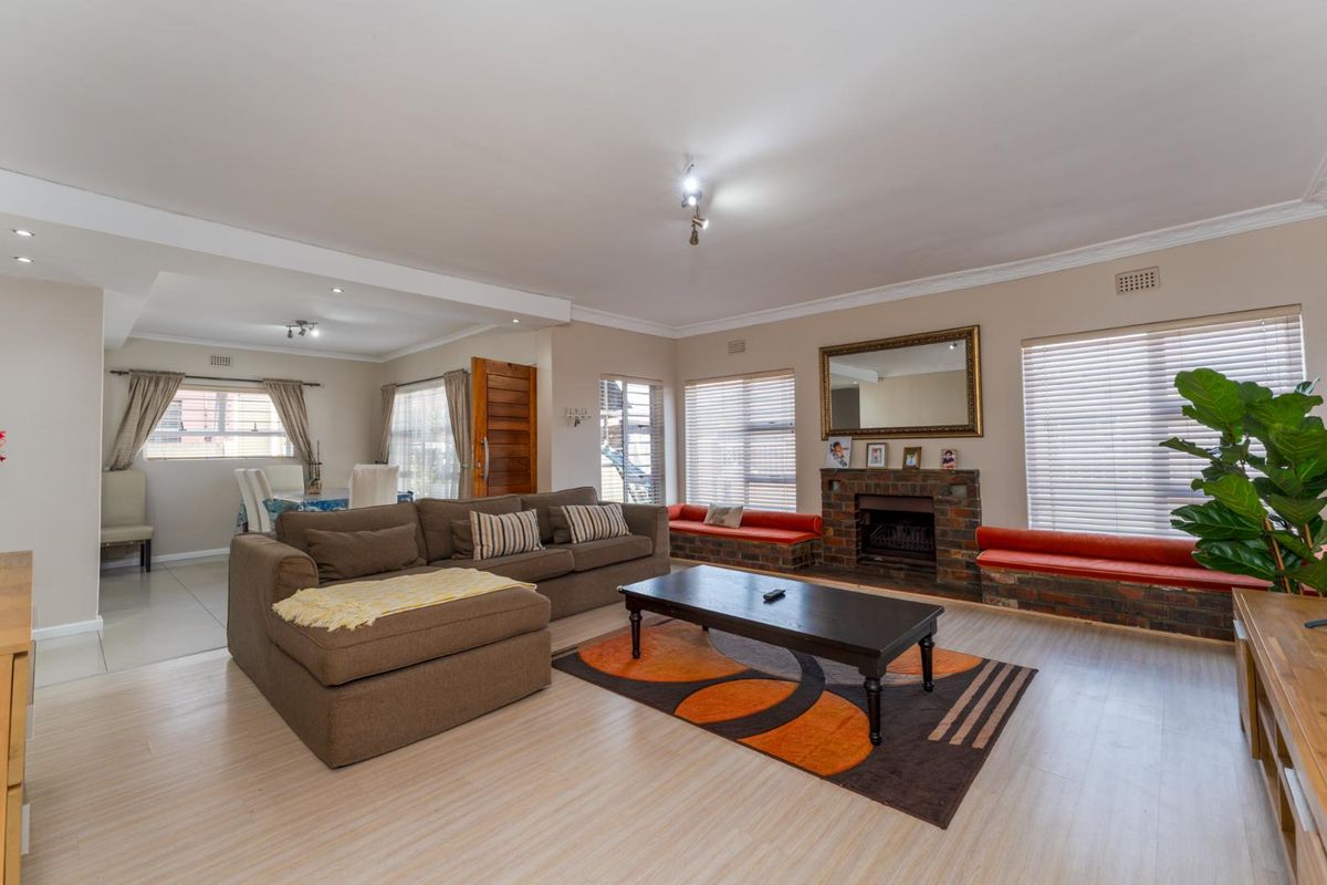 Stylish Family Home Featuring Master Suite, Pool, and Open-Plan Living - Photo 2