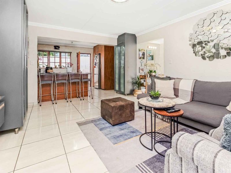 STUNNING LIGHT AND BRIGHT SIMPLEX - IN SOUGHT AFTER FLEETWOOD ESTATE - Photo 6