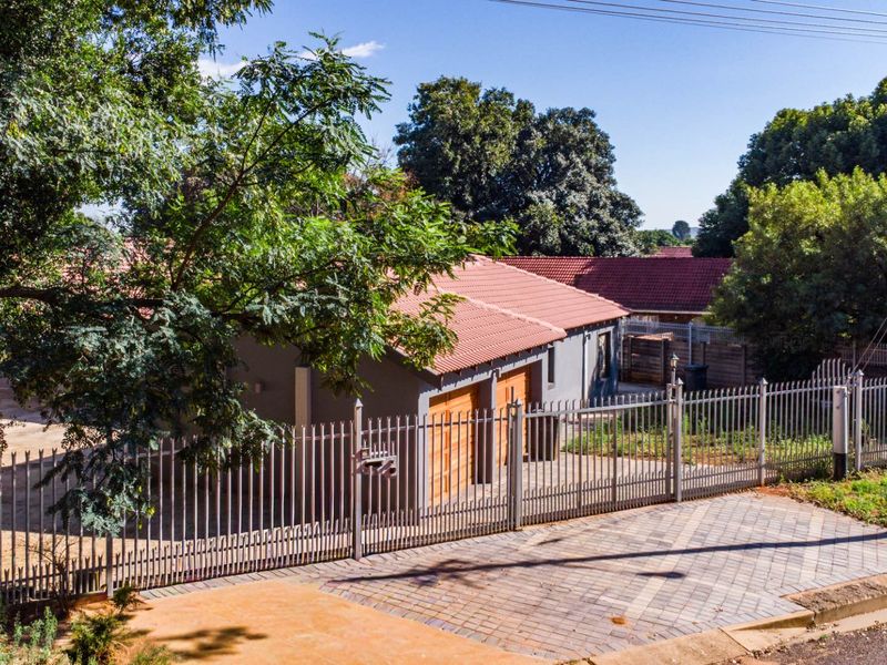 Newly Renovated 6-Bedroom Single-Storey Home with Flatlet – Turnkey Perfection - Photo 1