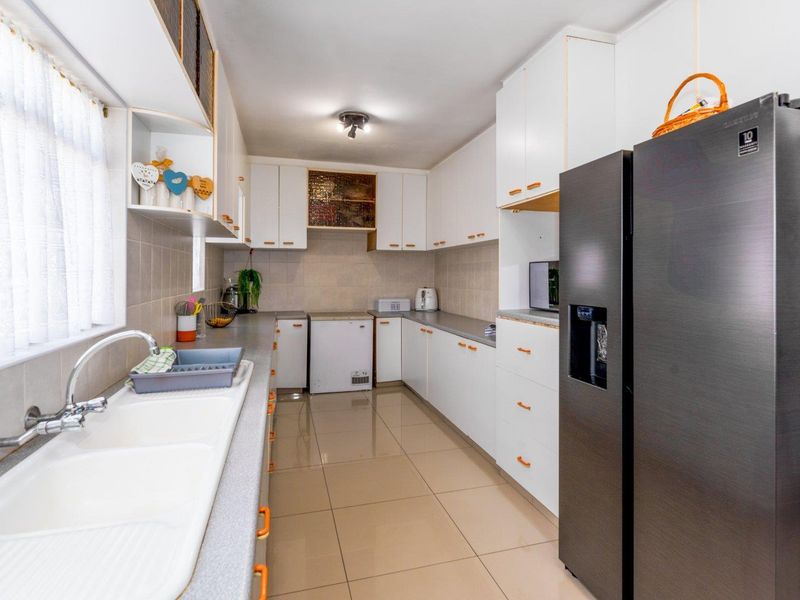 Duel living couldnt be more exciting than this gorgeous family home. - Photo 6