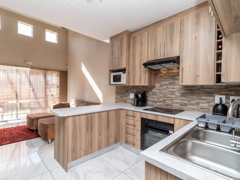 Charming 3-Bed Townhouse: Your Family's New Haven! - Photo 4