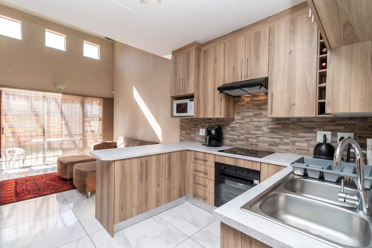 Charming 3-Bed Townhouse: Your Family's New Haven! - Photo 4