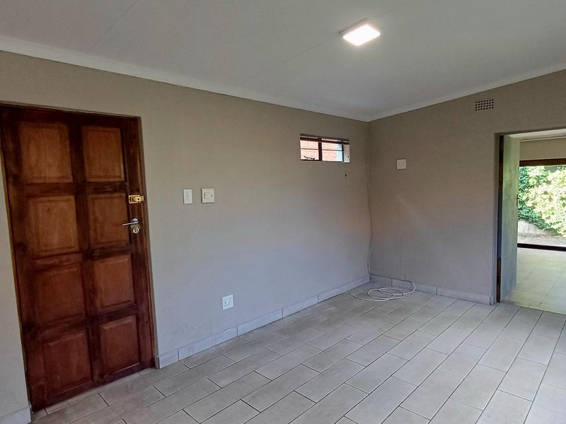 Charming Renovated Cottage with Study in the Heart of Victory Park - Photo 5
