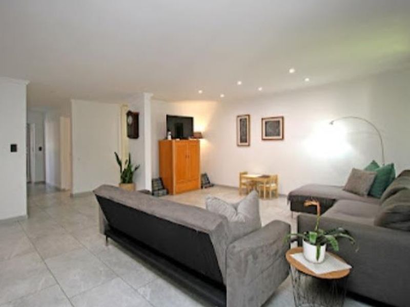 Renovated 3 bedroom Apartment in Strathavon - Photo 6