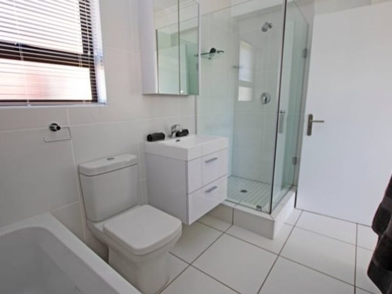 Investor's Dream: Modern Flat with Tenant in Place - Photo 7