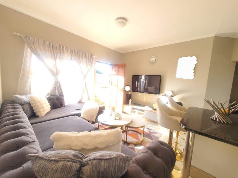 Investor's dream, sunlit 2-bed 2 bath in Vukani complex! - Photo 10