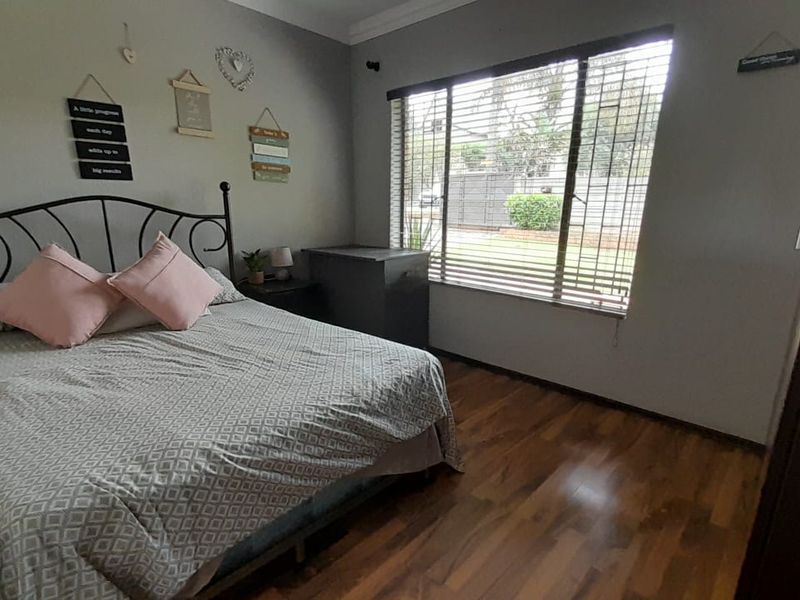 Spacious family home in Glen Marais - Photo 9