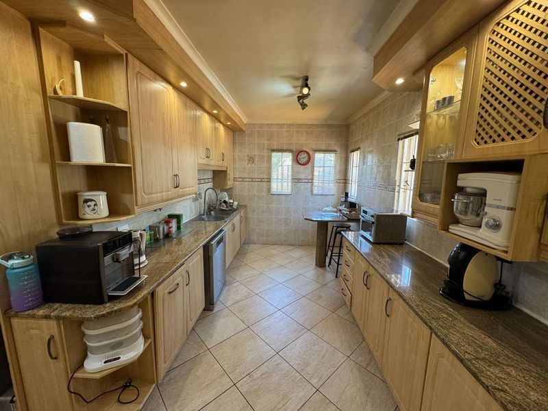 Family Home with 2 Flatlets for Sale - Photo 10