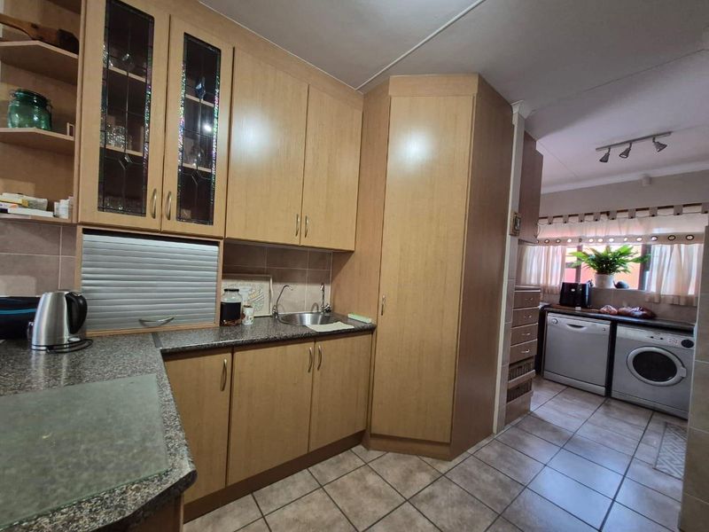 Immaculate and spacious 3-bedroom home, featuring a separate 1-bedroom flatlet for sale in Fraaiuitsig. - Photo 5