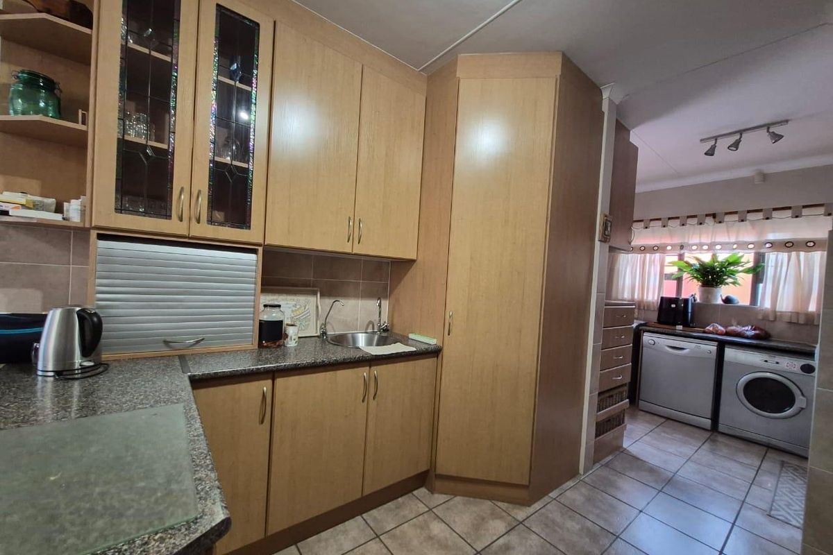 Immaculate and spacious 3-bedroom home, featuring a separate 1-bedroom flatlet for sale in Fraaiuitsig. - Photo 5
