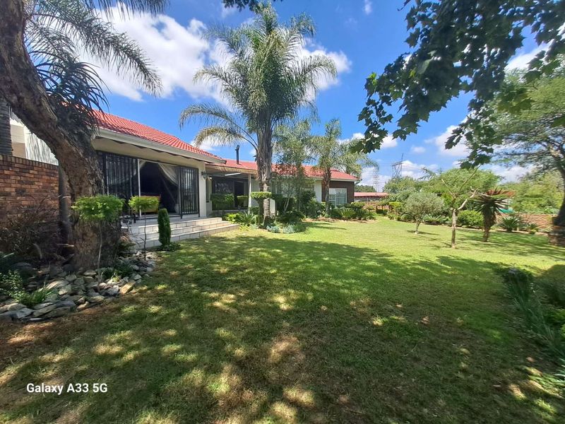 Family Home 4 Bedroom/ 3 Bathroom with lovely garden - Photo 2