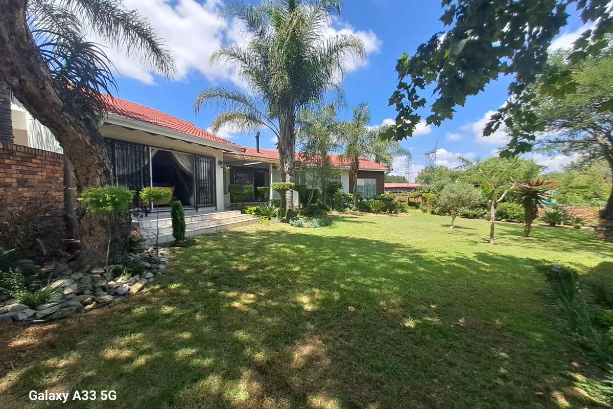 Family Home 4 Bedroom/ 3 Bathroom with lovely garden - Photo 2