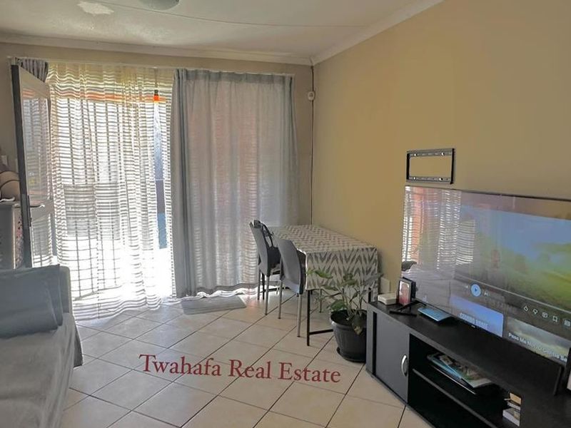 Income generating townhouse - Photo 3