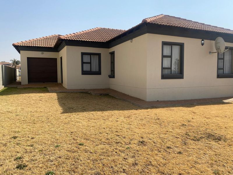 Three bedroom home for sale - Photo 2