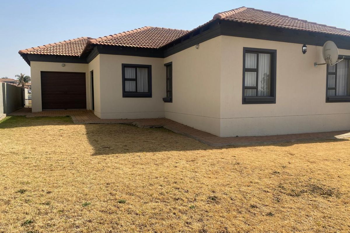 Three bedroom home for sale - Photo 2