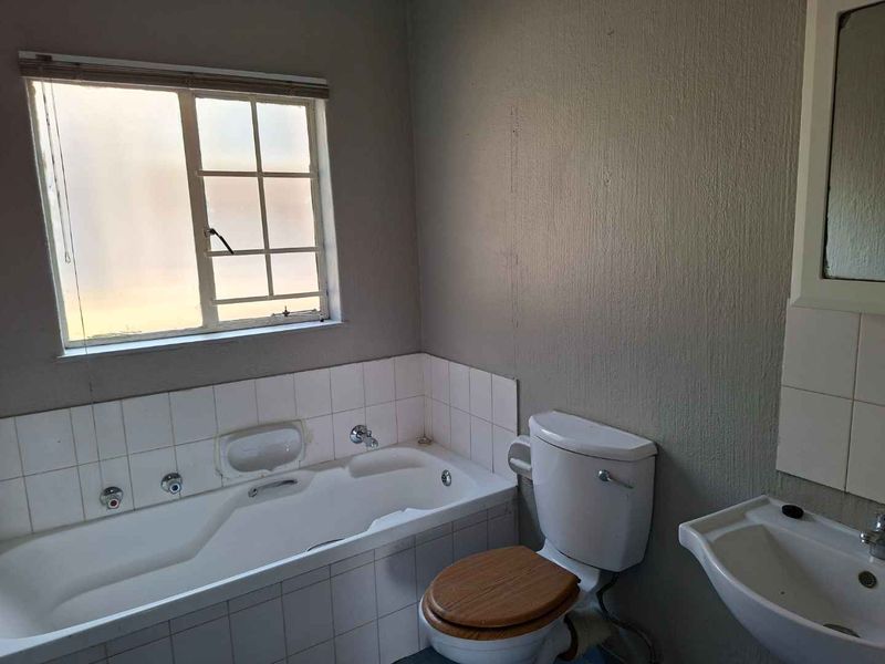 2 Bedroom Groundfloor Apartment ideal for first timer buyer or investor - Photo 10