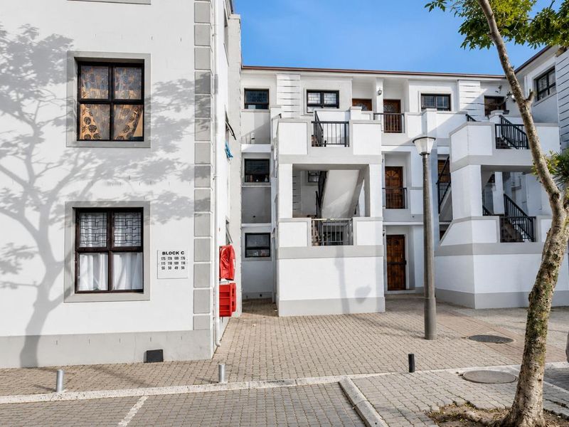 2-Bedroom First Floor Flat in Secure Gated Complex - Photo 2