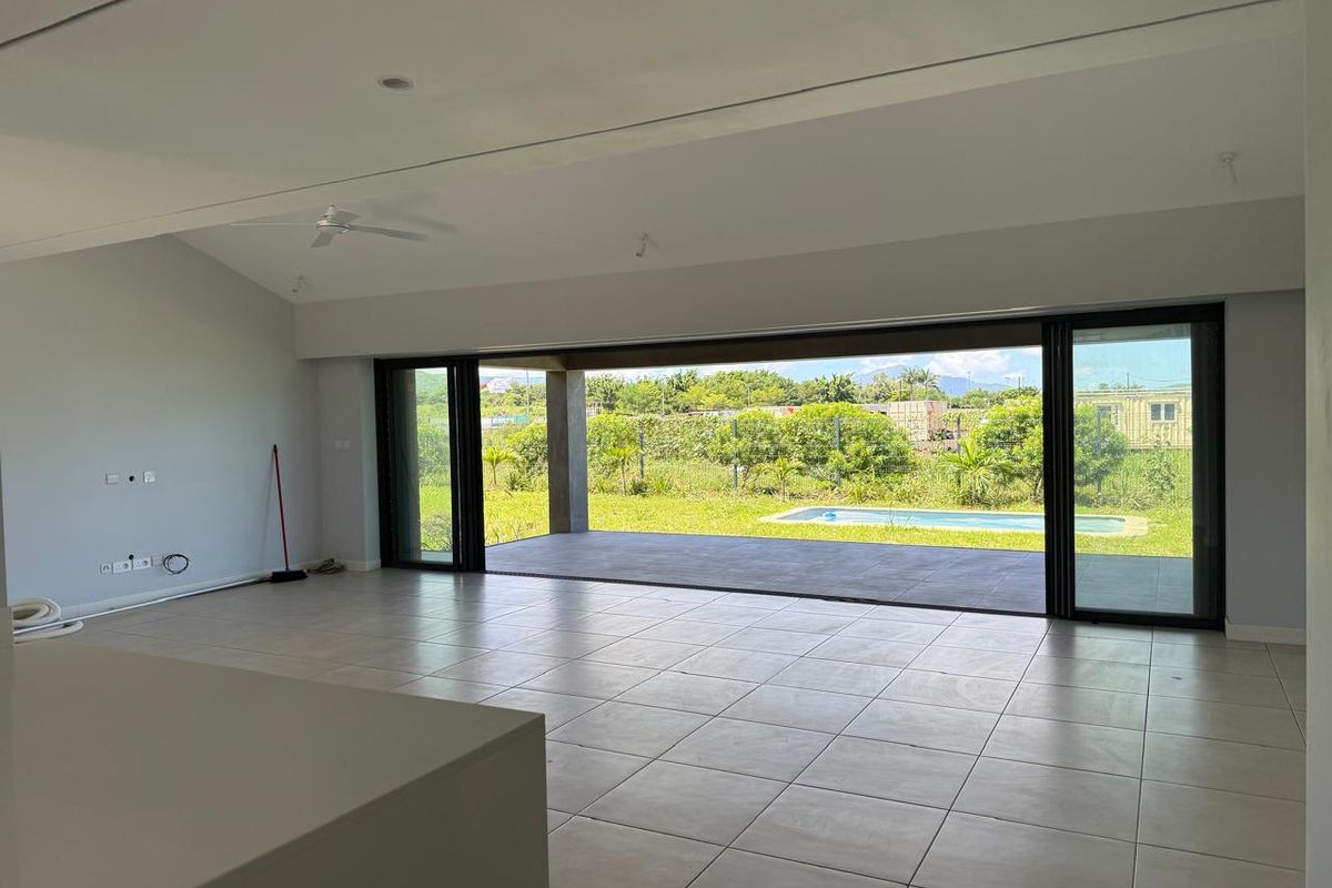 Spacious Family Villa with Private Pool & Mountain Views Rs 95 000 per month - Photo 4