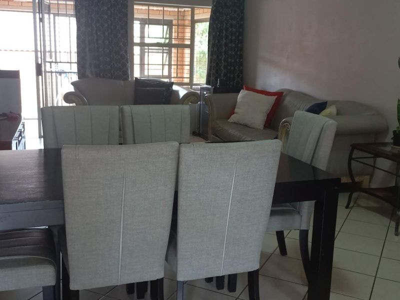 3 bedroom townhouse in sought after complex - Photo 2