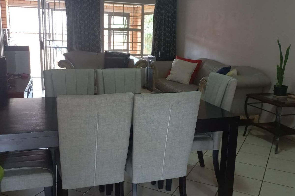 3 bedroom townhouse in sought after complex - Photo 2