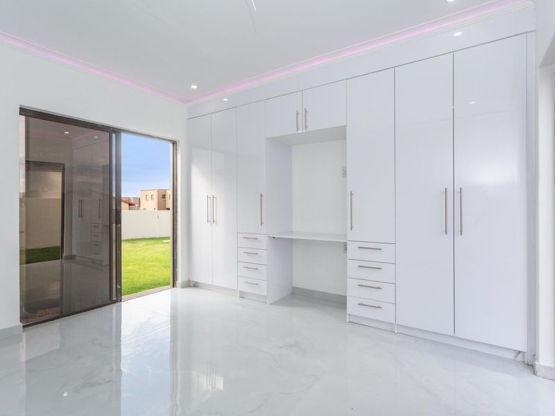 A Luxurious 5 Bed Home for Sale in Thorn Fields Estate - Photo 10