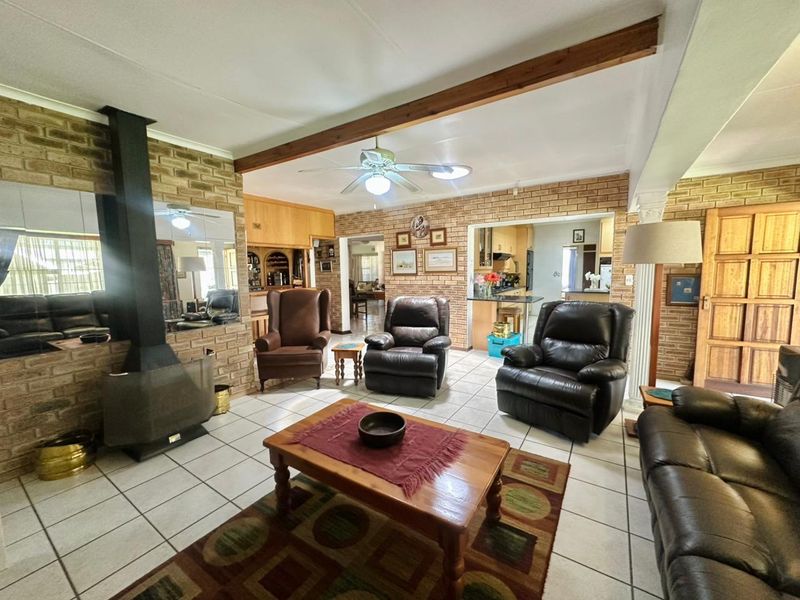 IMMACULATE FAMILY HOME ON 2039sqm STAND. - Photo 10