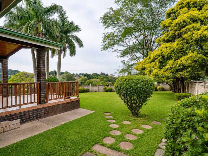 Priced To Sell!!! Spacious Amanzimtoti Family Home with Granny Flat, Pool & Exceptional Parking on 1,984m2 - Photo 8