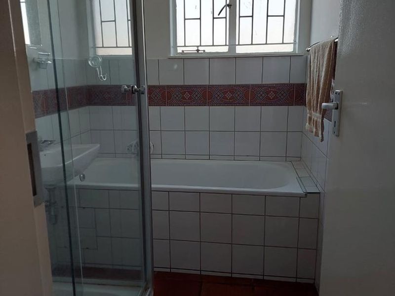 SPACIOUS APARTMENT IN A SECURE AND QUIET FAMILY NEIGHBOURHOOD - Photo 8