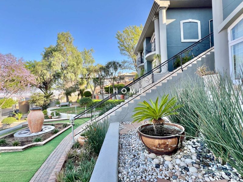 Mansion with breathtaking city views! - Photo 5