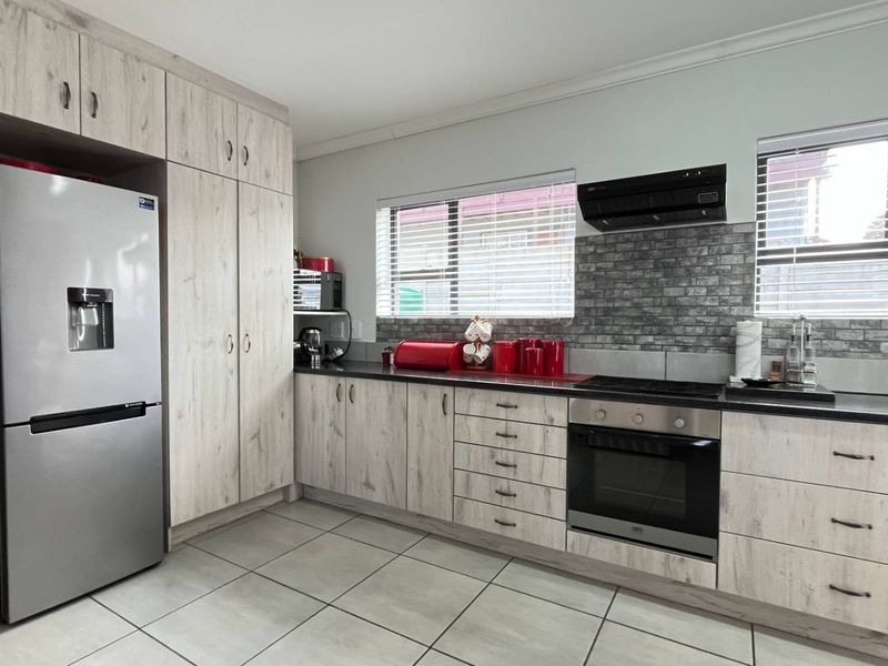 Experience Dual-Living Luxury with Spectacular Ocean Backdrop - Photo 3