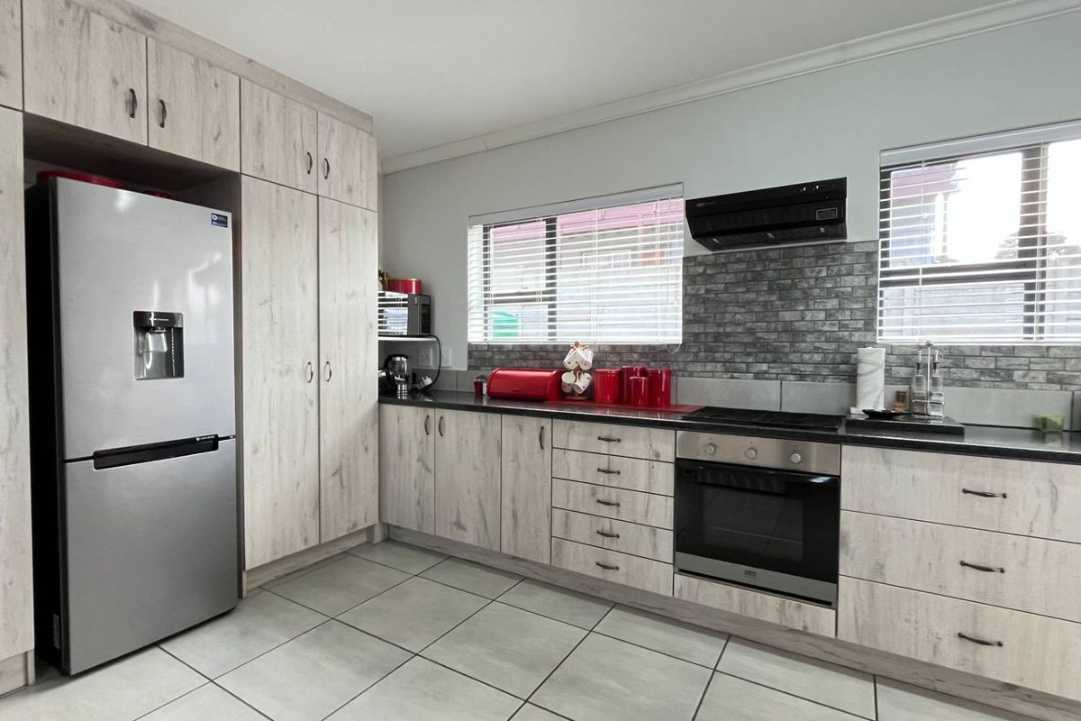 Experience Dual-Living Luxury with Spectacular Ocean Backdrop - Photo 3