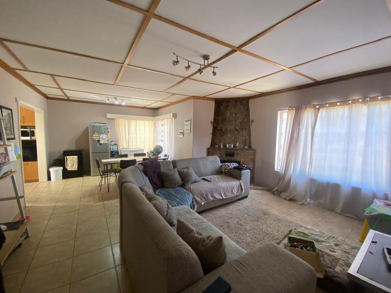 FOR SALE- 3 BEDROOM AND 2 FLATLET HOUSE IN VINETA, SWAKOPMUND, NAMIBIA - Photo 9