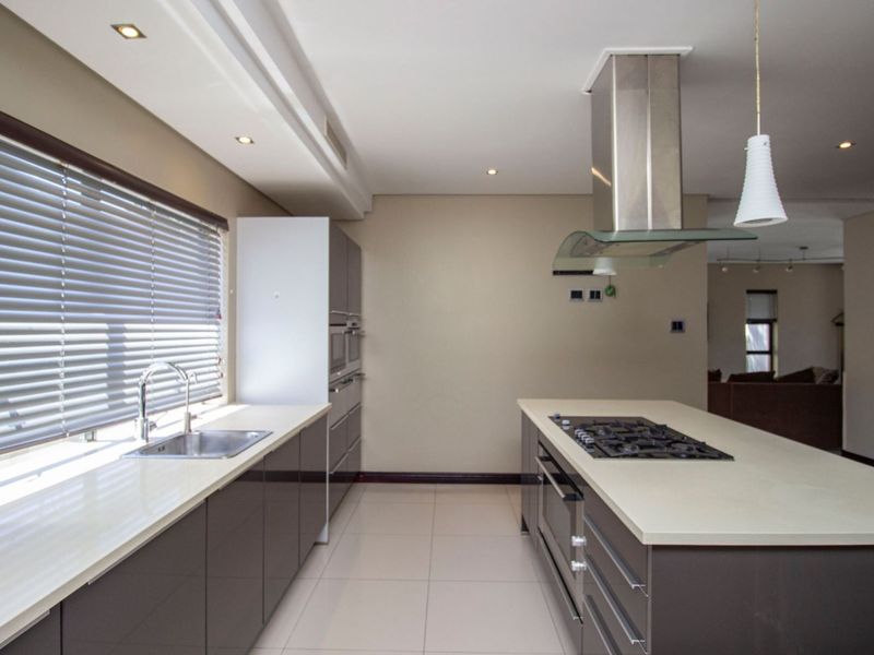 A Home of Grandeur in Plattekloof. - Photo 5