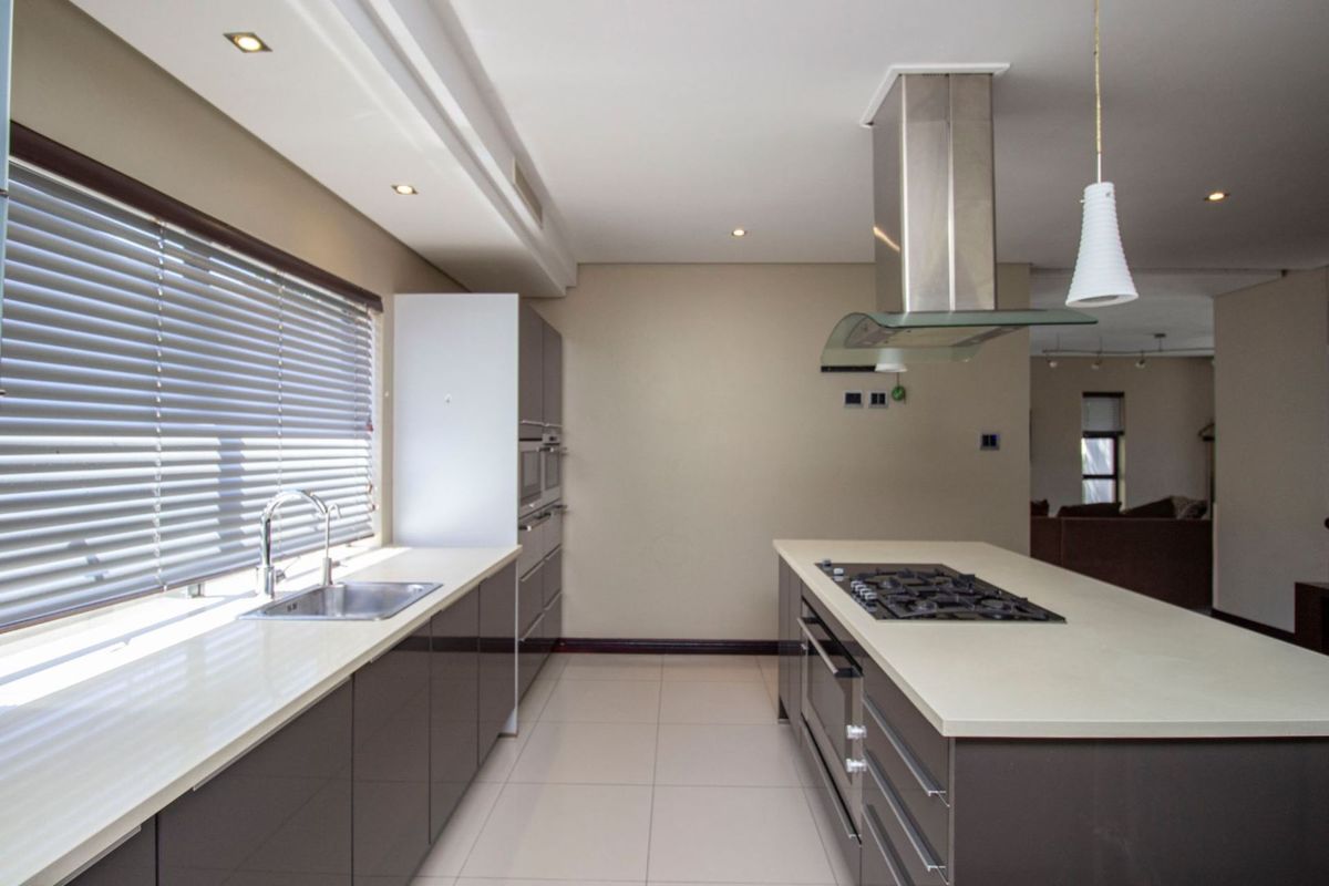 A Home of Grandeur in Plattekloof. - Photo 5