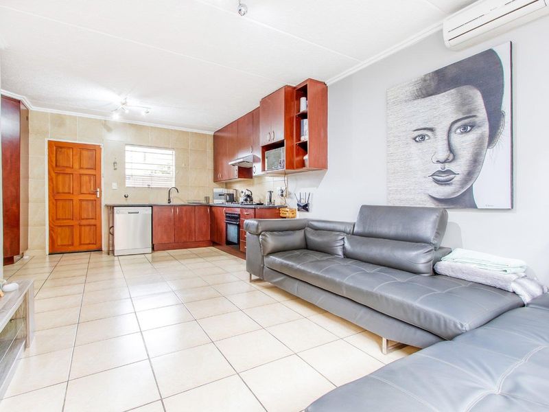 Stunning Duplex Townhouse with Water and Power Backup in Wilgeheuwel! - Photo 8
