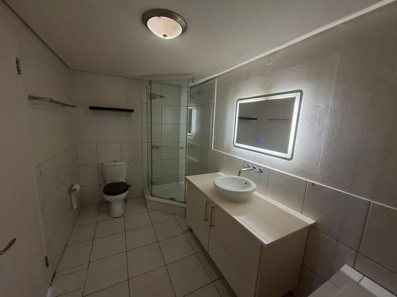 LONG TERM RENTAL - Large unfurnished  2 bedroom apartment in Piazza St John's - Photo 9