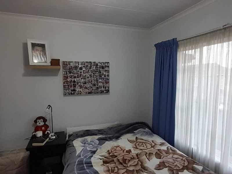 Spacious living in a well-maintained complex - perfect for comfortable family living - Photo 6