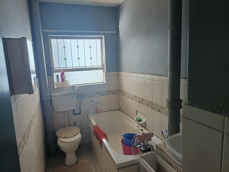 Bachelor Flat Offering Privacy, Space & Peace of Mind! Hurry this won't last!!!! - Photo 8