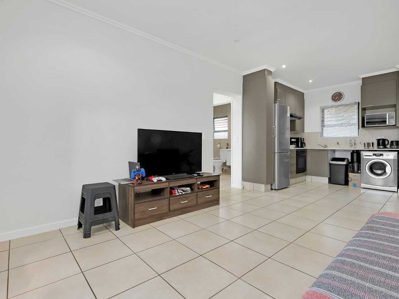 GROUND FLOOR, BEAUTIFUL GARDEN! - Photo 3